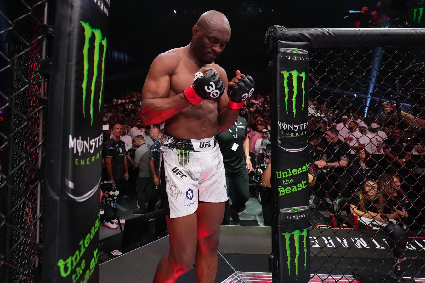 Камару Усман жалеет о трёхраундовом формате боя с Чимаевым на UFC 294