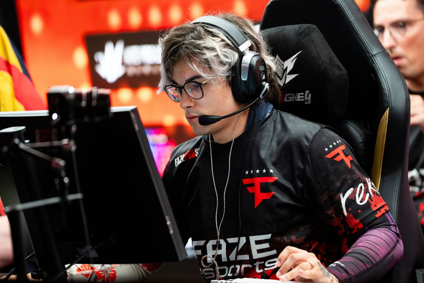 Twistzz раскритиковал новую систему стикеров в CS 2
