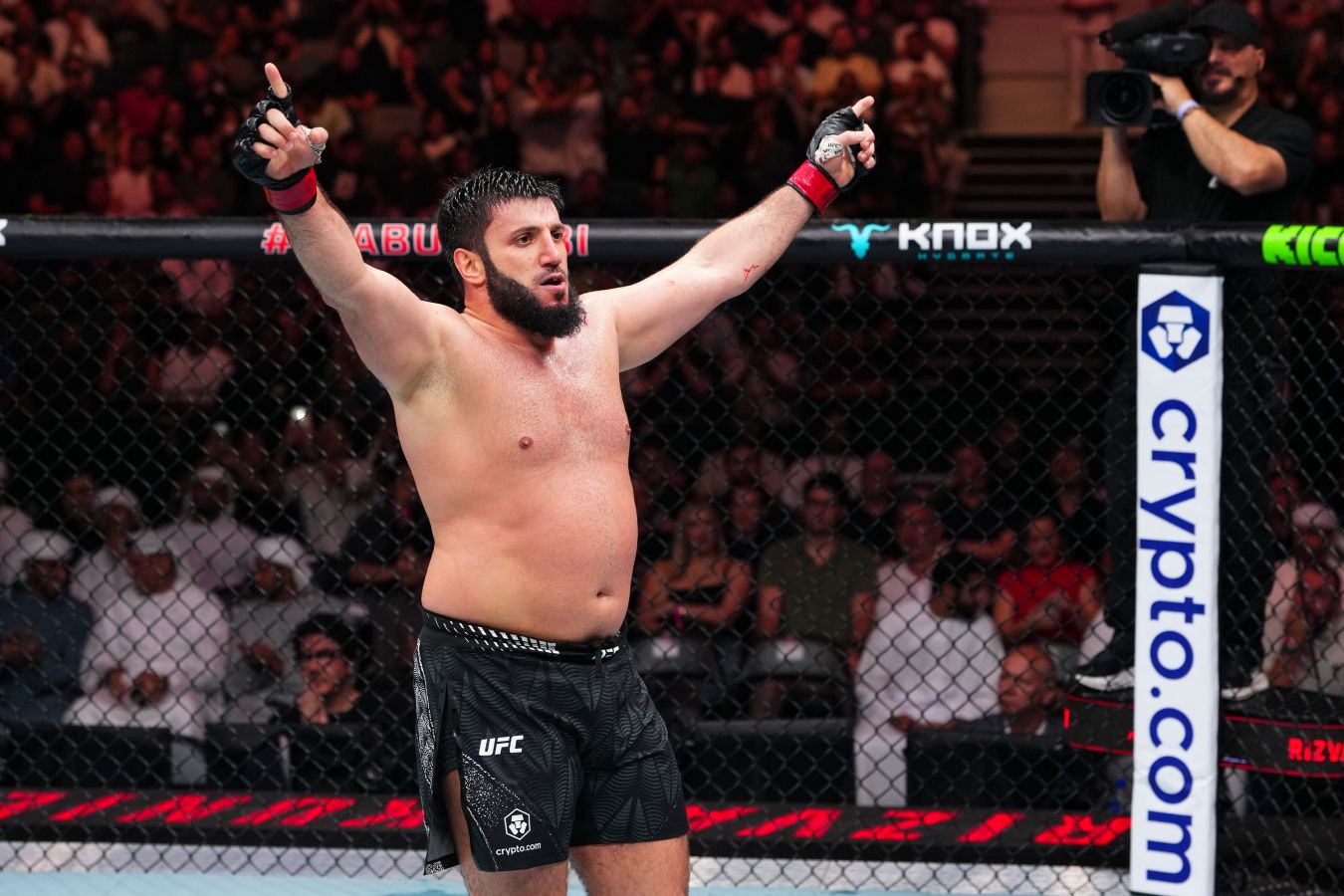 Российский боец Куниев нокаутировал Форчуна на турнире UFC в Абу-Даби