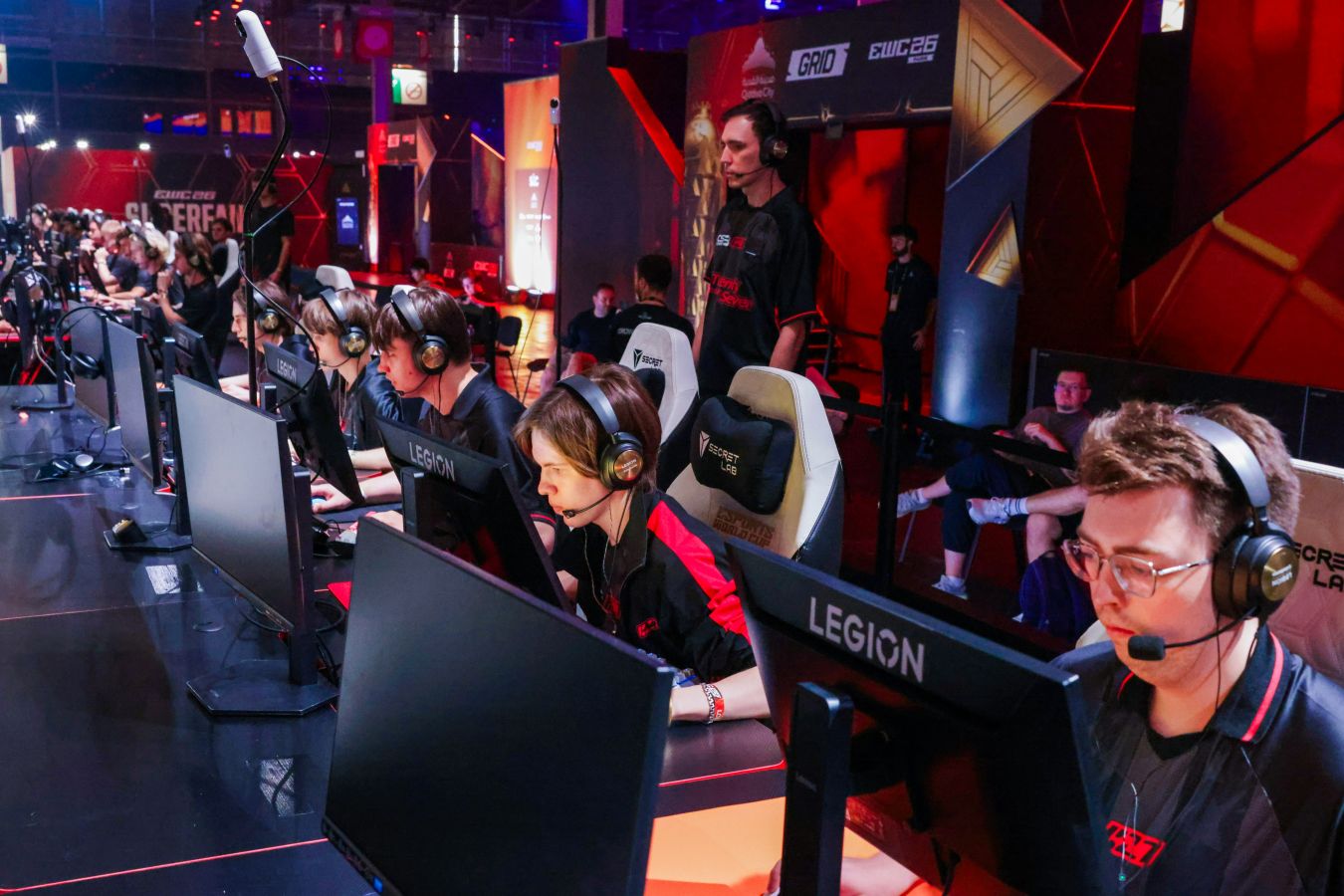 100 Thieves, BIG и K27 прошли отбор на Esports World Cup 2026 по CS2