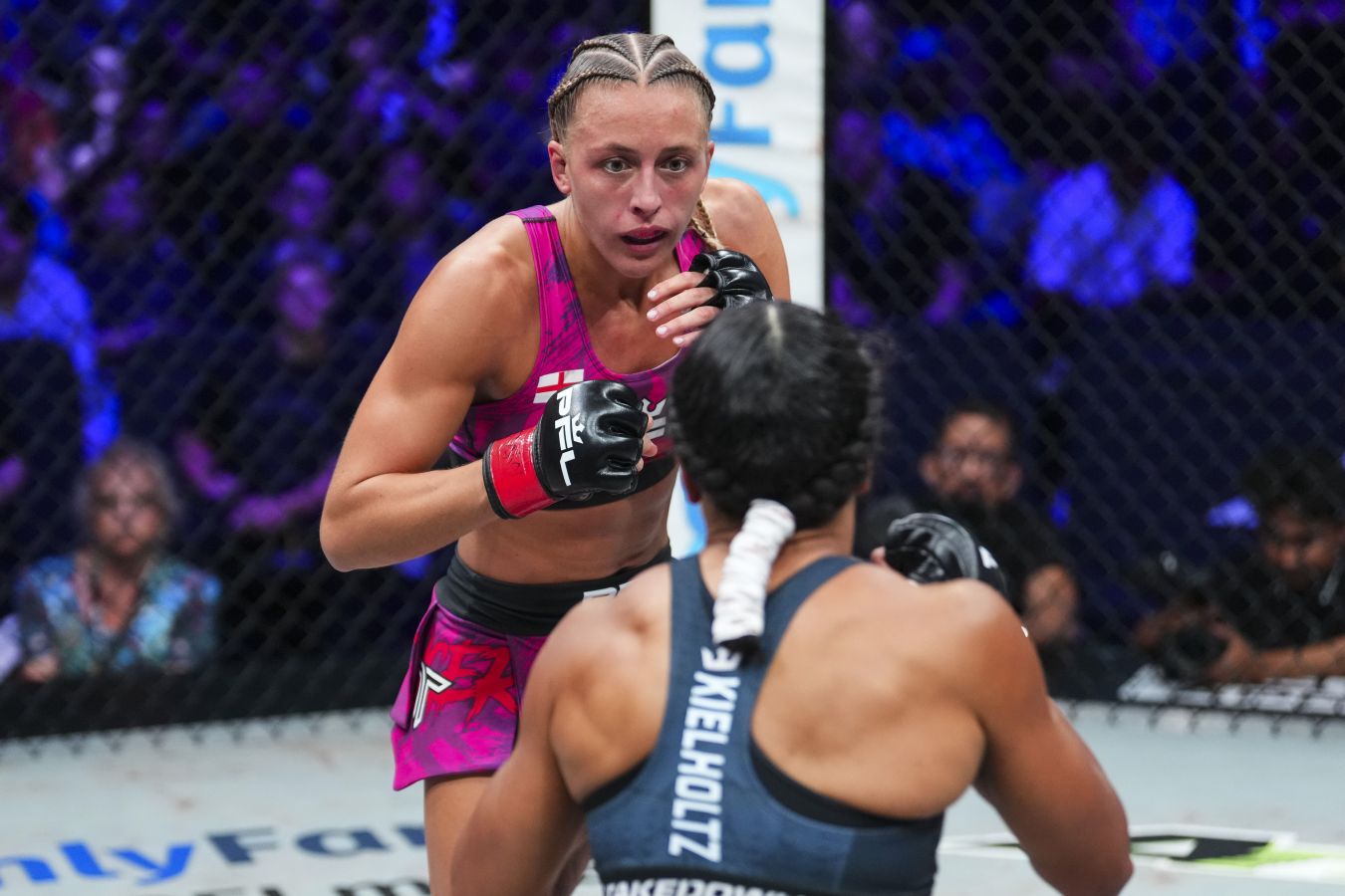 Дакота Дитчева получила переломы кистей в бою на PFL New York