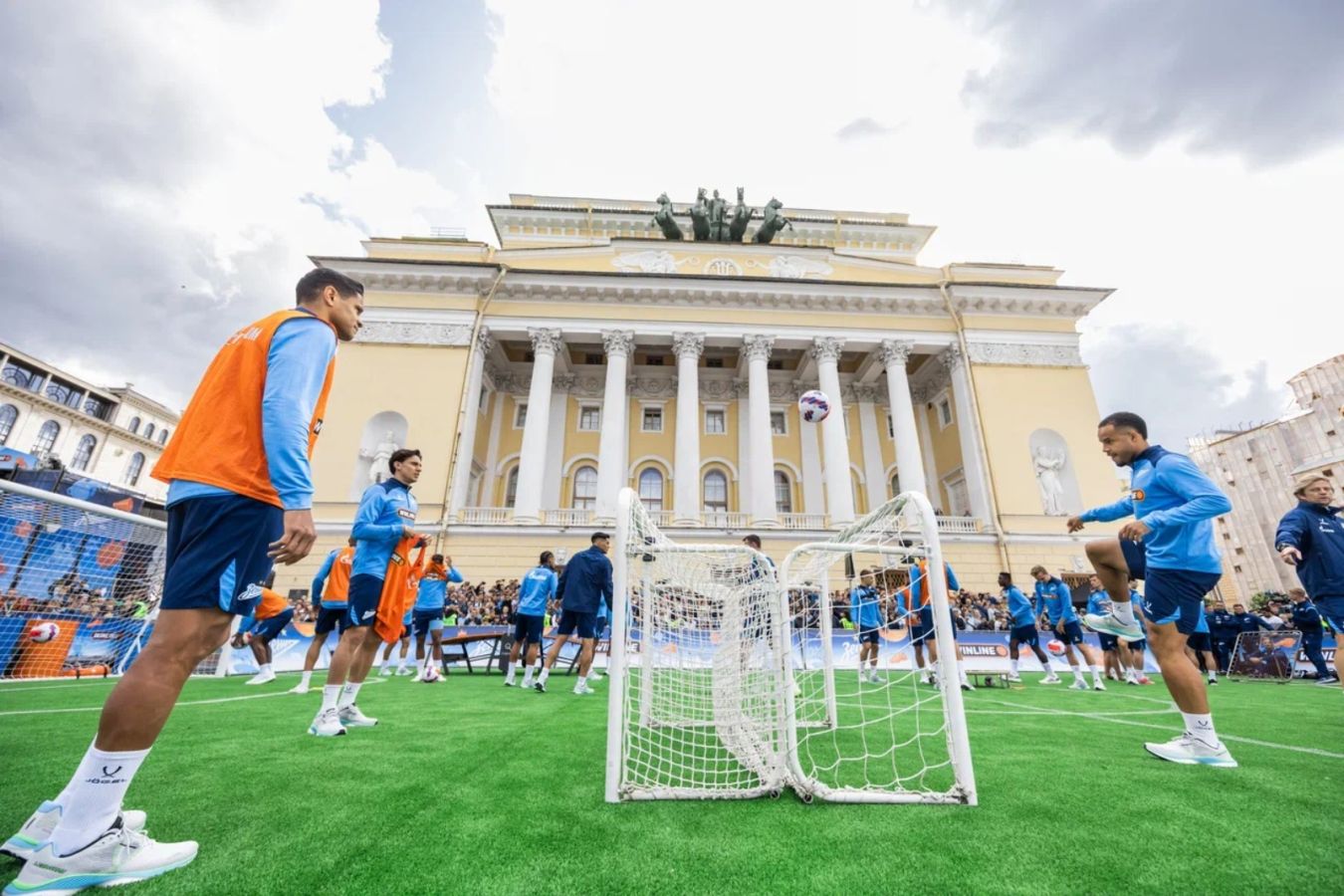 «Зенит» провёл открытую тренировку перед Александринским театром