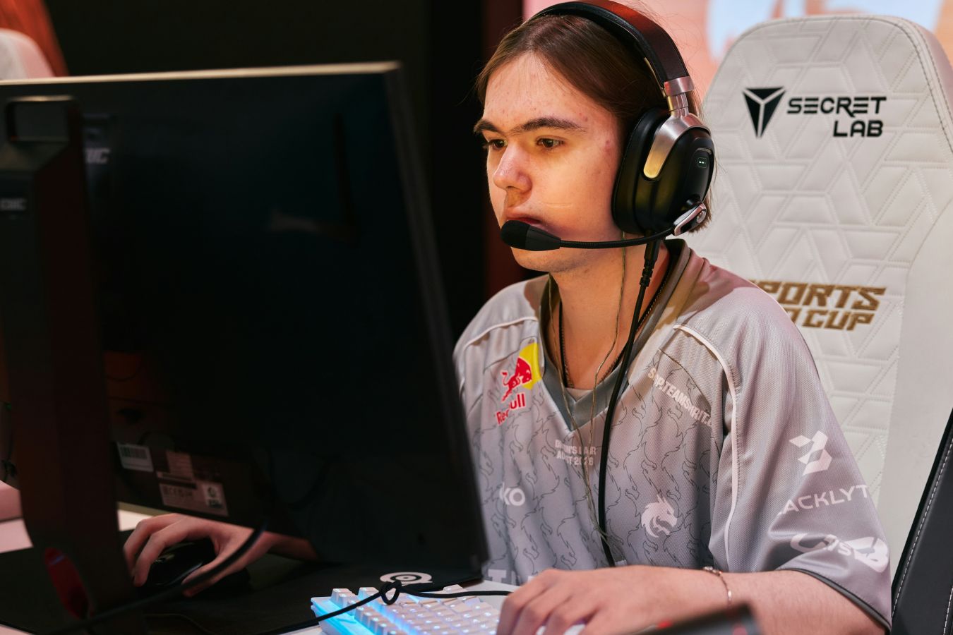 Team Falcons и Team Vitality победили в первый день группового этапа Esports World Cup 2026 по CS2