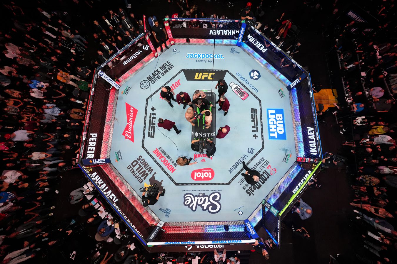 Тришон Гор победил Висенте Луке на UFC 330, несмотря на потерю зубов