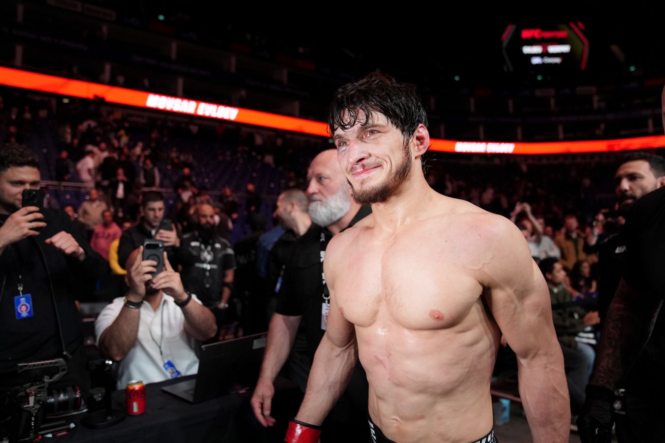 Волкановски и Евлоев проведут титульный бой на UFC 333