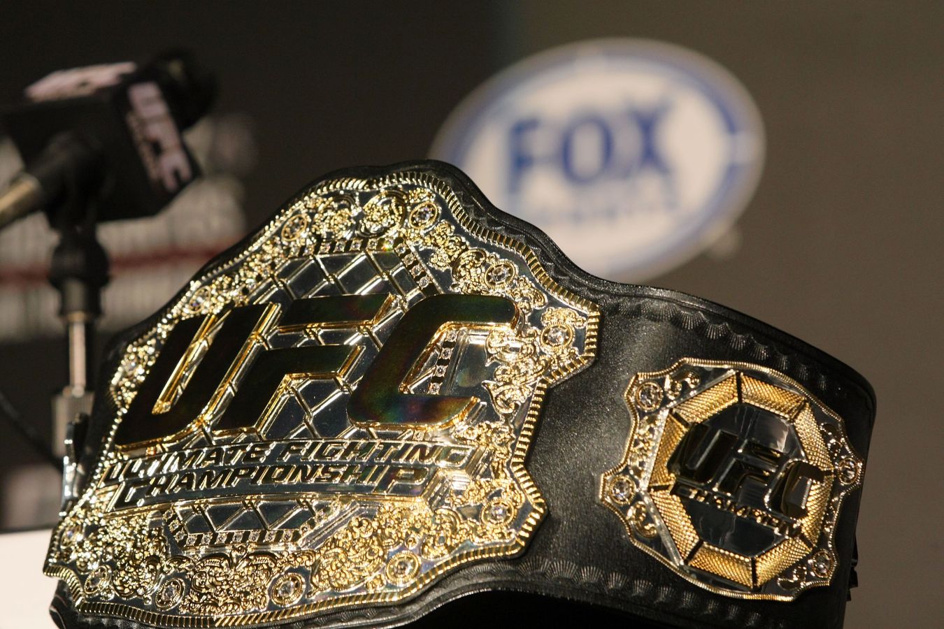 Маккензи Дерн защитила титул чемпионки UFC в минимальном весе