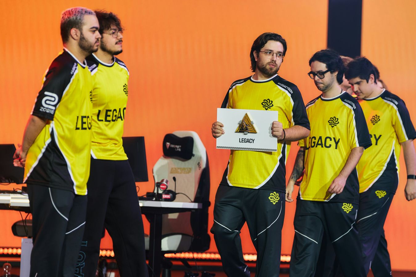 Legacy победила NAVI и вышла в четвертьфинал EWC 2026 по CS 2