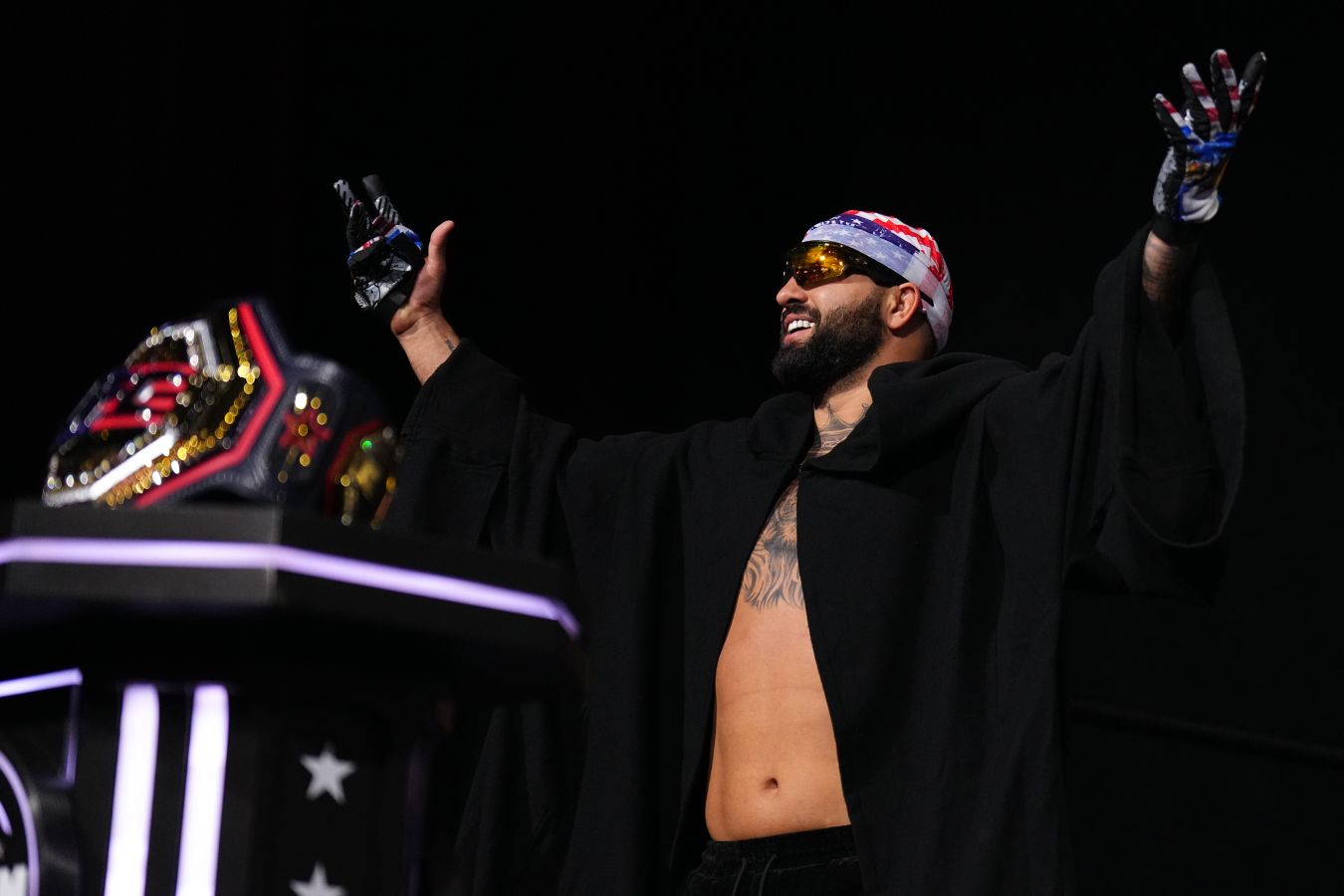 Джош Хокит требует лишить Тома Аспиналла титула UFC