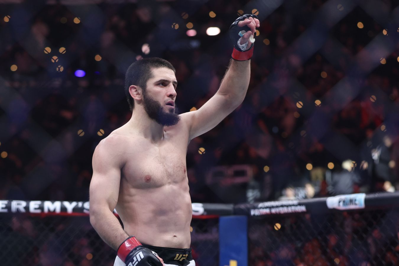 Махачев ответил на критику Двалишвили из-за российского флага после боя на UFC 330