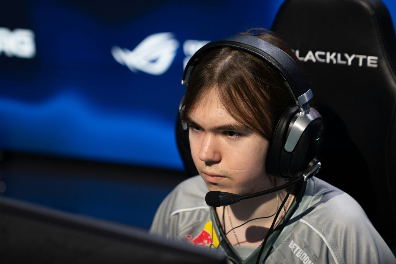 Team Spirit победила DENDELE на старте BLAST Open Porto 2026