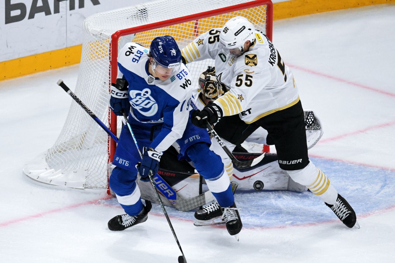 «Динамо» победило «Адмирал» в серии буллитов в первом матче сезона КХЛ