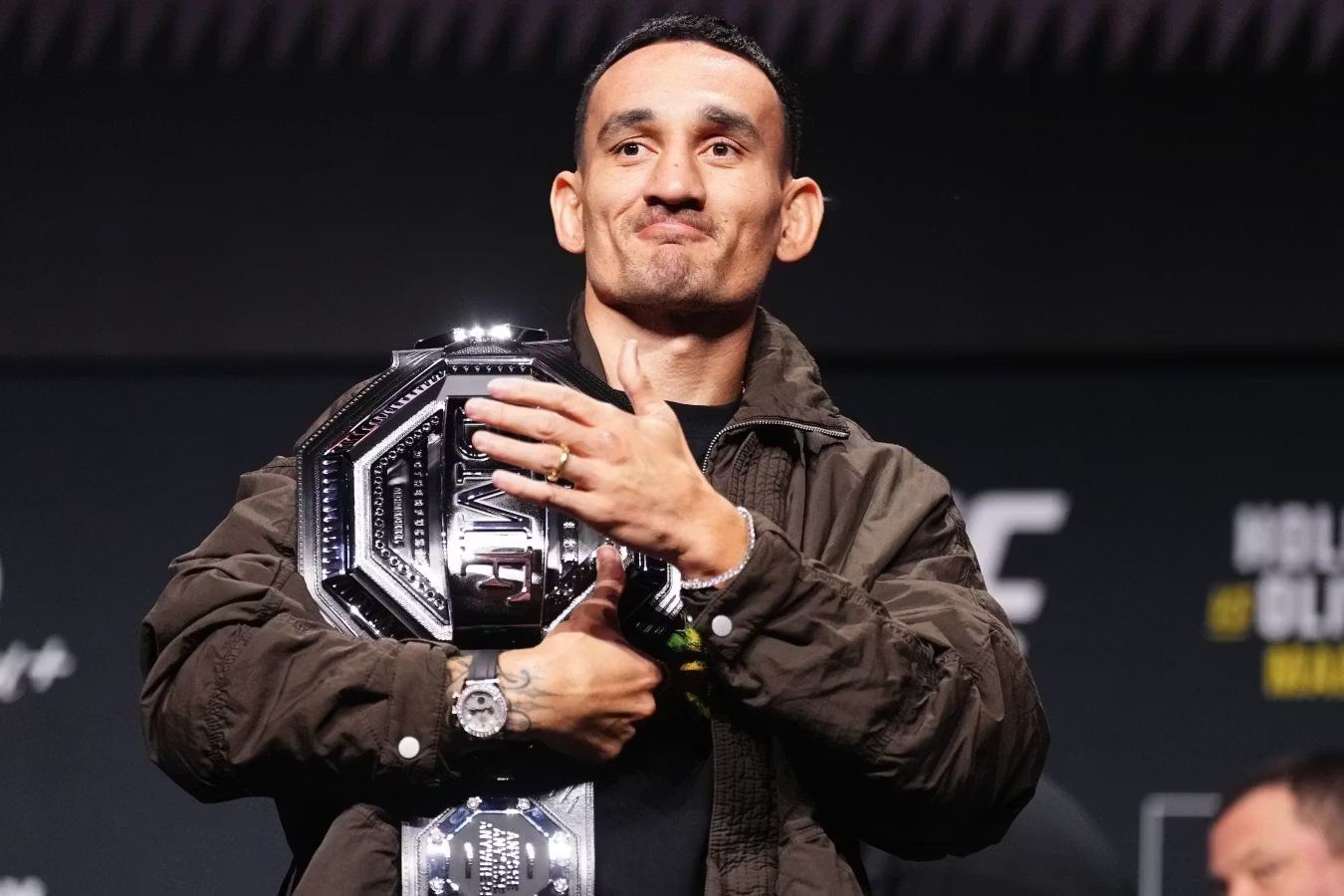 Акбар Абдуллаев после подписания контракта с UFC вызвал на бой Макса Холлоуэя