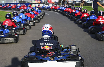 Макс Ферстаппен выиграл челлендж против 100 картингистов на Silverstone