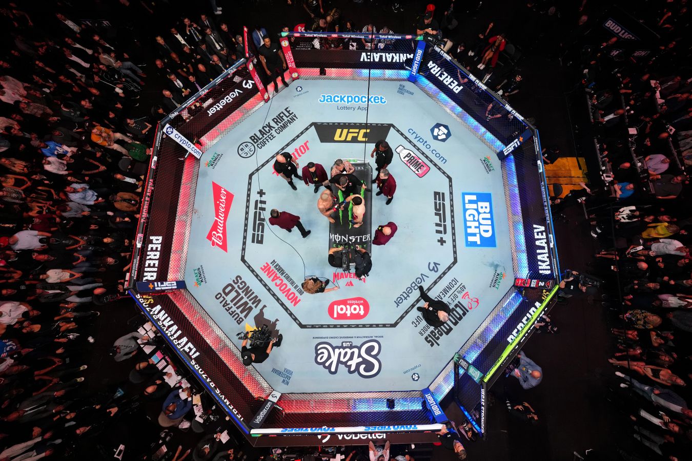 UFC представил полный состав участников турнира UFC 334