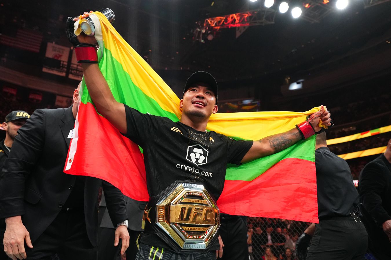 Александр Пантожа уступил Джошуа Вану в бою за титул UFC